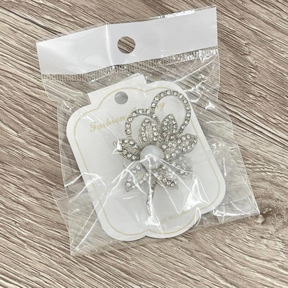NWT Elegant Faux Pearl Brooch Luxury Embellished Fashion Flower Pin - Picture 4 of 8